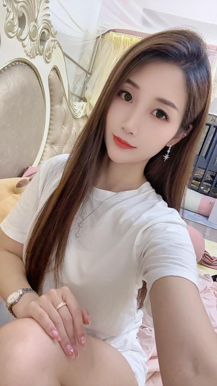 坚强的人总在夜里把心掏出来缝缝补补，然后第二天又假装什么事情都没发生过。