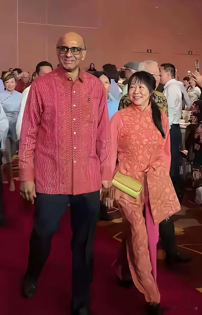 印度裔在新加坡的成就，通常被认为是个人努力与全球化经济规律共同作用的结果。

新