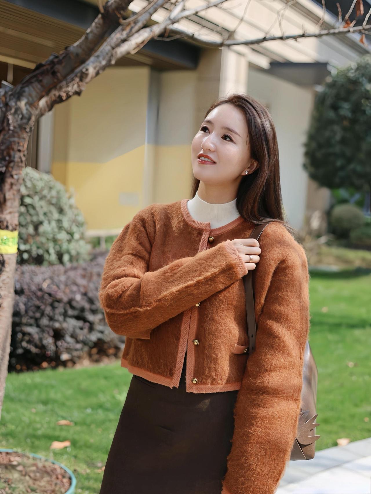 这套是温柔暖棕风，核心是焦糖棕毛绒短外套+深棕半裙的同色系搭配：毛绒材质自带温暖