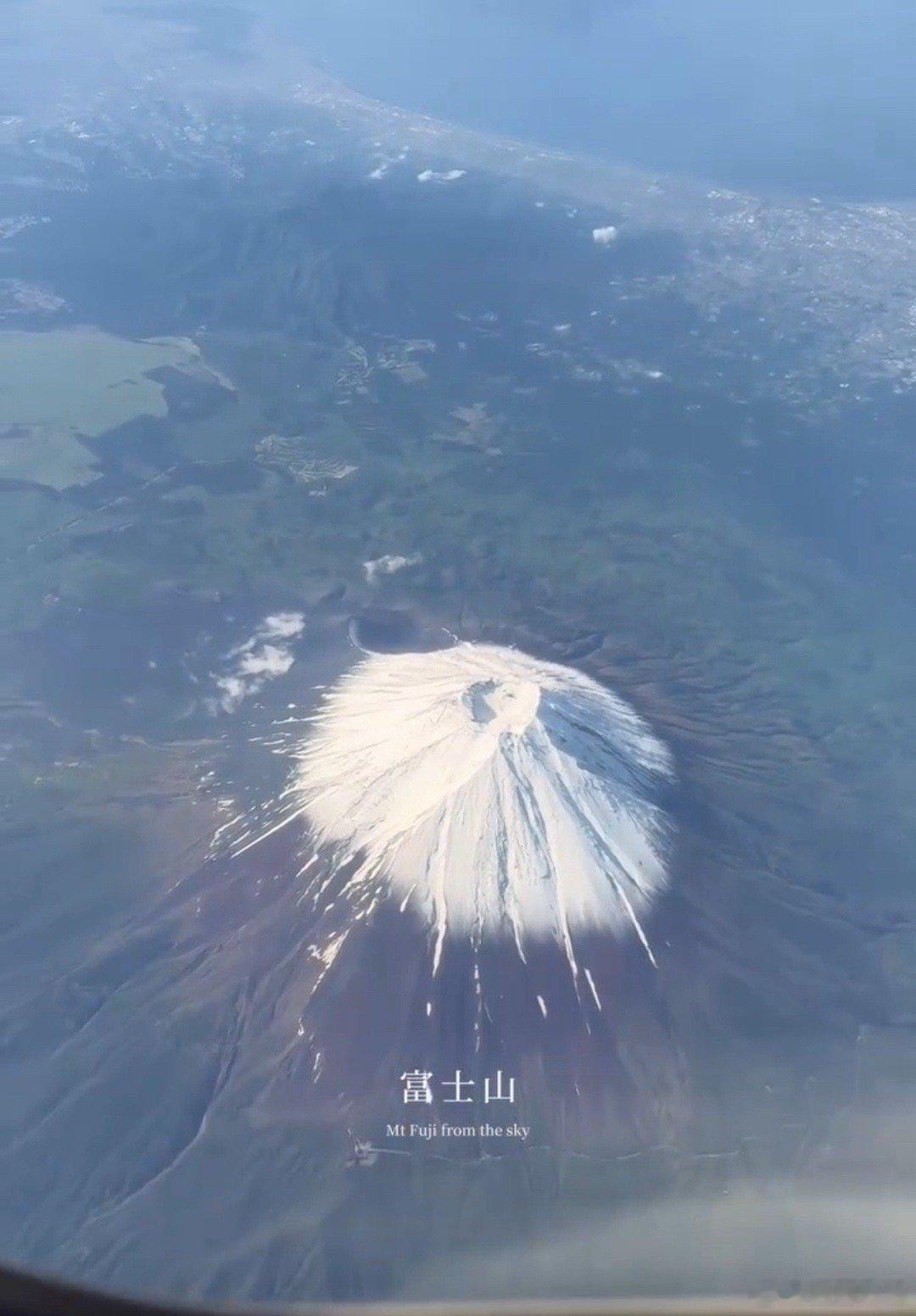 用飞机视角看日本富士山，朝这扔一颗下去估计会噼里啪啦的 