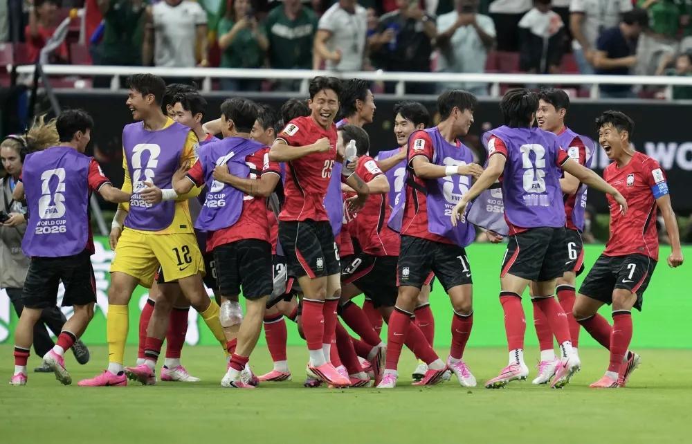 亚洲荣光！
韩国2：1逆转捷克。
何时轮到中国队？
董路 怎么办？