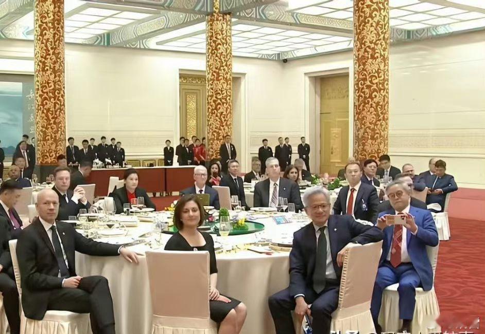🇺🇸美国总统特朗普的专机“空军一号”刚刚在华盛顿近郊的安德鲁空军基地降落🛬
