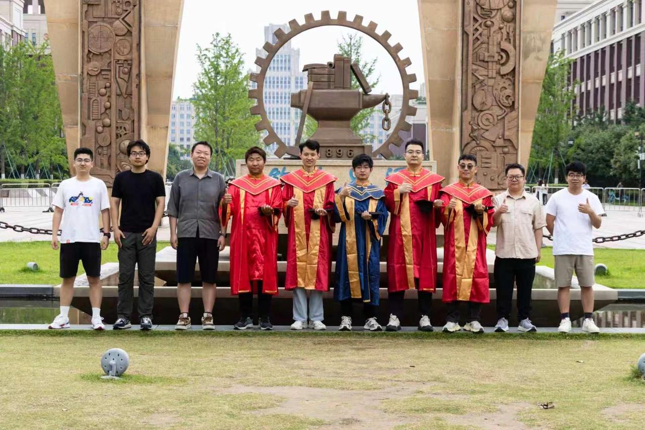 祝贺我儿博士毕业了，寒窗苦读今朝红袍加身来之不易，愿在未来的日子里不忘初心，开启