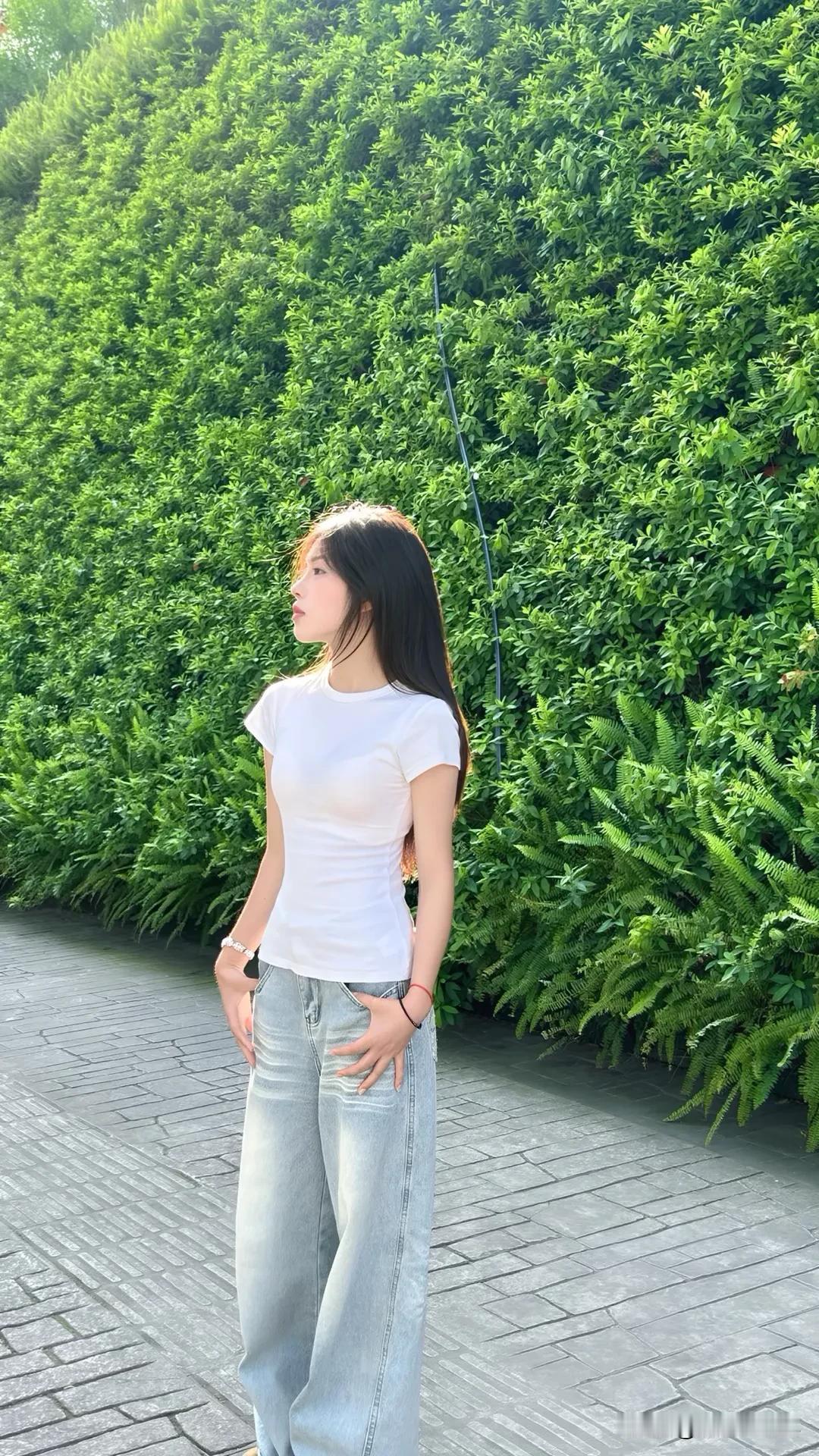 老街女孩，
走遍时光的每一块石板 
旧巷烟火，
藏着青春的独家记忆