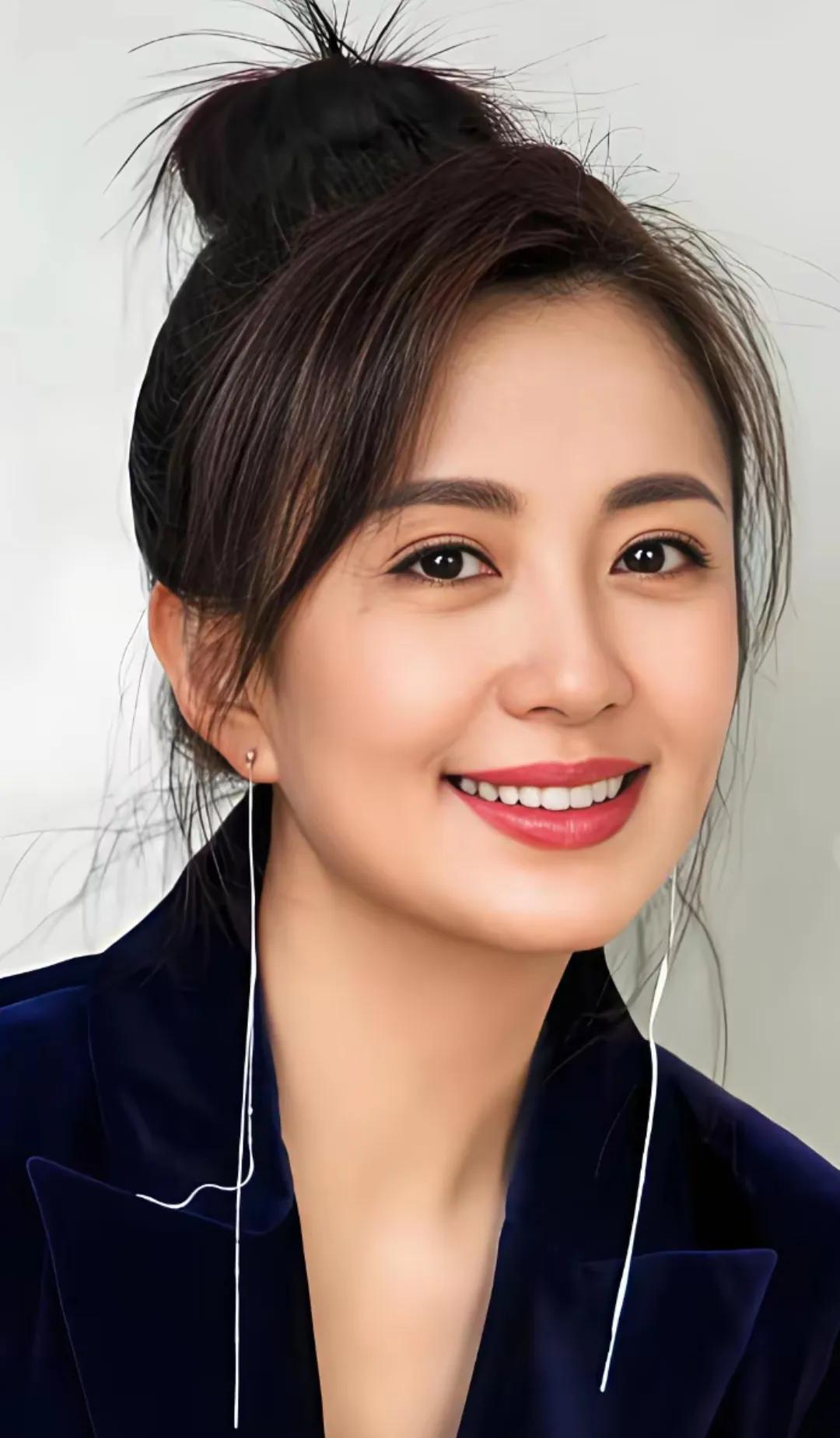 杨童舒的笑容太有感染力，中年女人舒服的美最打动人
 
很喜欢杨童舒身上这份从容的