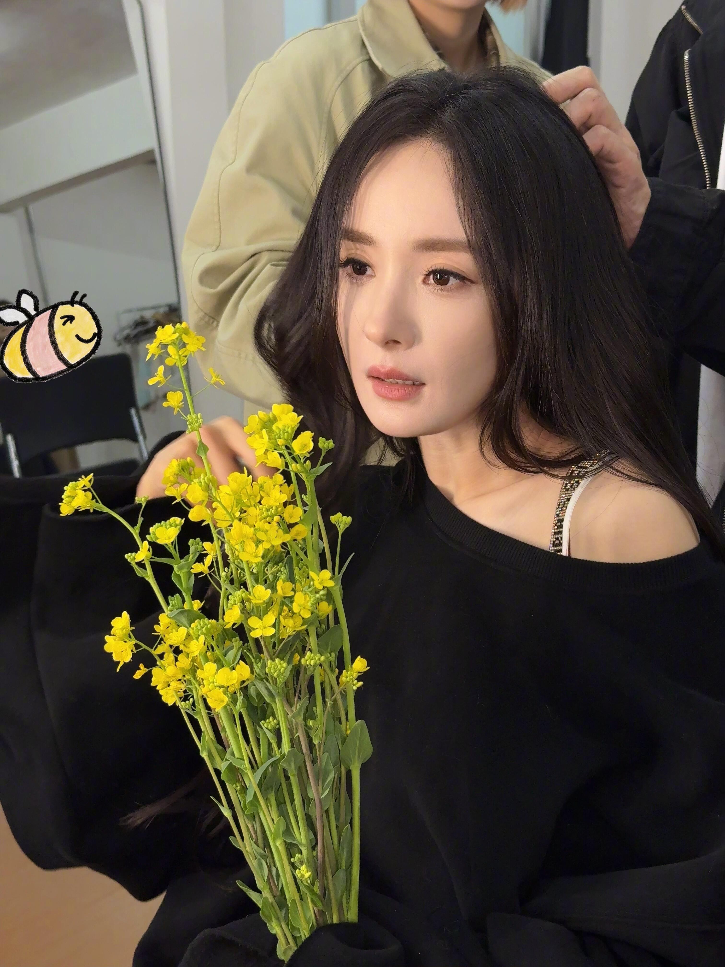 杨幂的头发快长到肚脐眼了杨幂头发都快长到肚脐眼了，黑长卷真的气质一绝