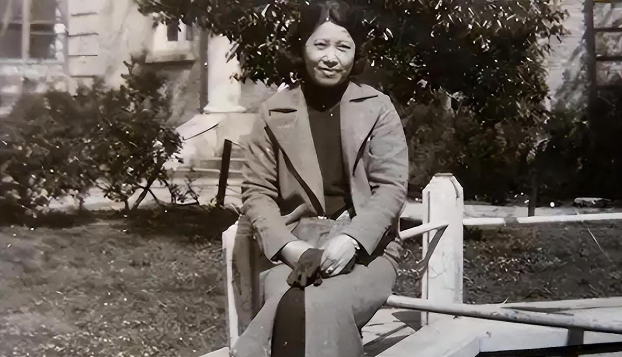 1951年，军统女特务王化琴被押上四川泸州的一处刑场，马上就要被枪决。当战士的枪