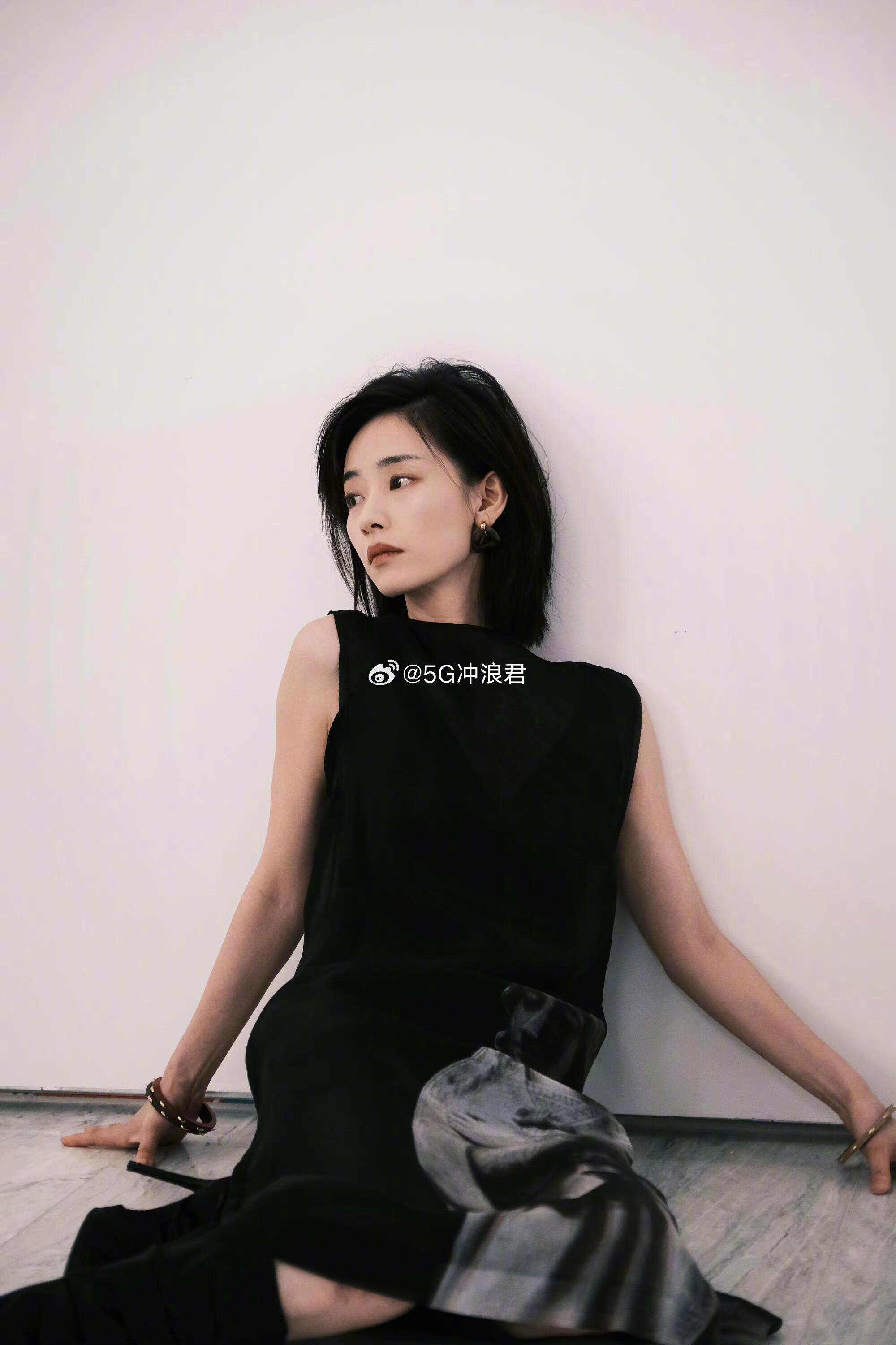 刘雅瑟气质A爆了 倪妮刘雅瑟贴贴的画面太好看了，两个人都有一种独特的魅力，刘雅瑟