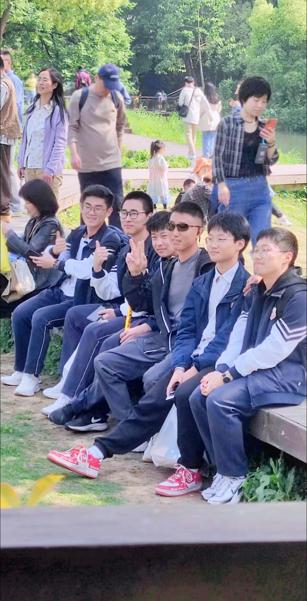 同学们一起合影，被偷拍的视角！你知道哪个是我吗？