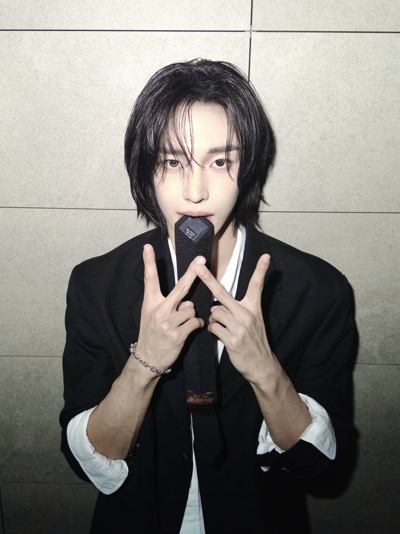 好男孩就把衣服穿上，坏男孩就把价格标上 