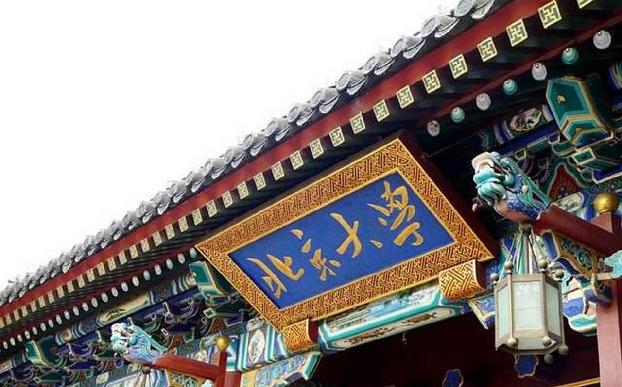 这名考生真的格外争气。当初因高考分数偏低，被质疑无法适配北大学业，遭遇三次退档争