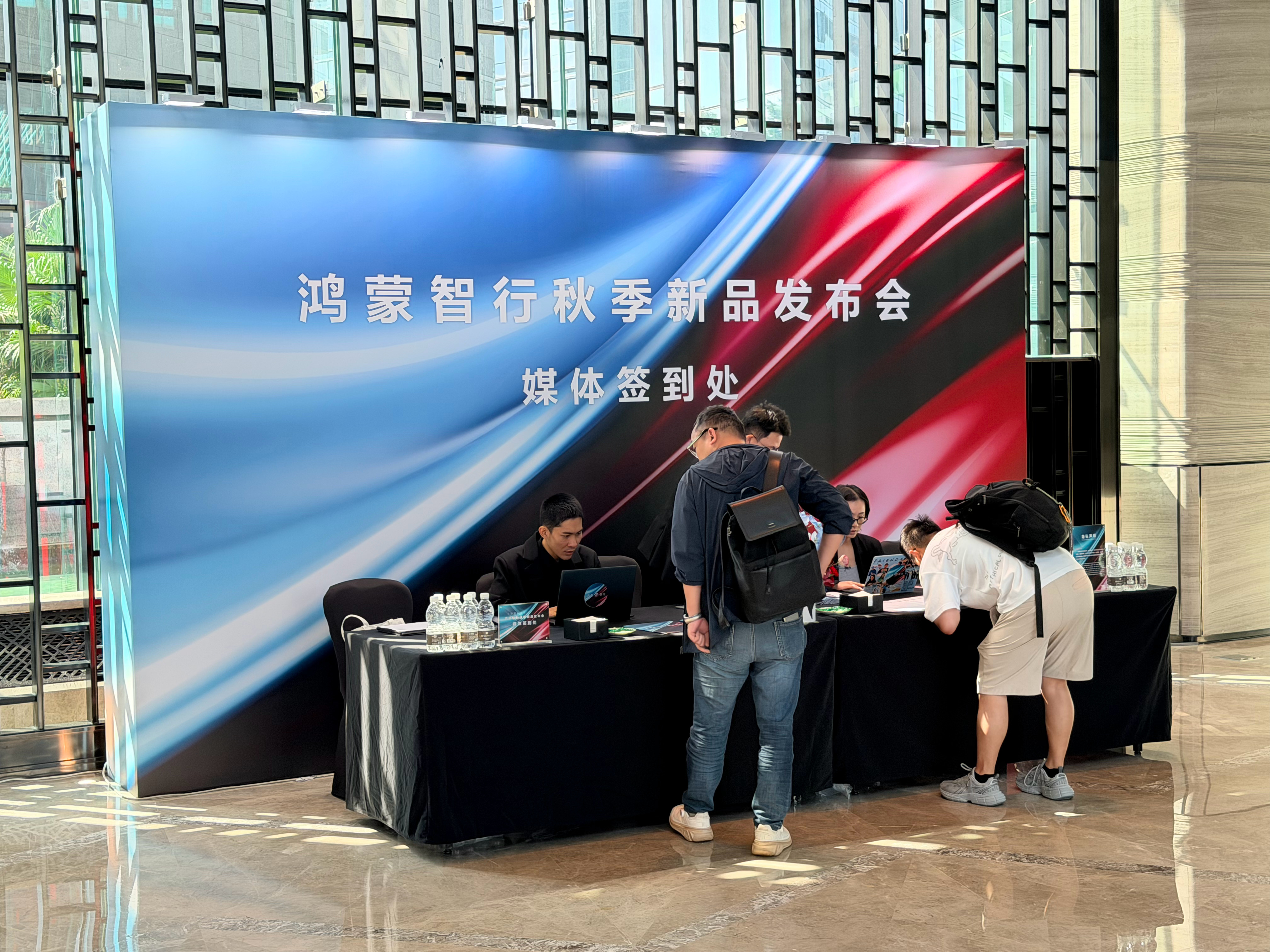 闪现深圳！期待明天尚界H5 和 新款问界M7 的亮相[哈哈][哈哈] 鸿蒙智行将