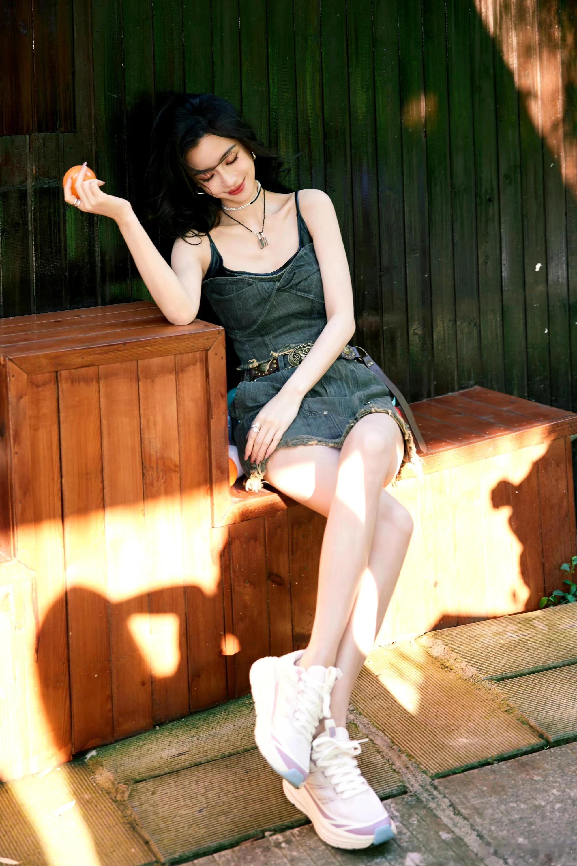 #angelababy线下生图状态# angelababy的辣妹y2k短裙好美啊