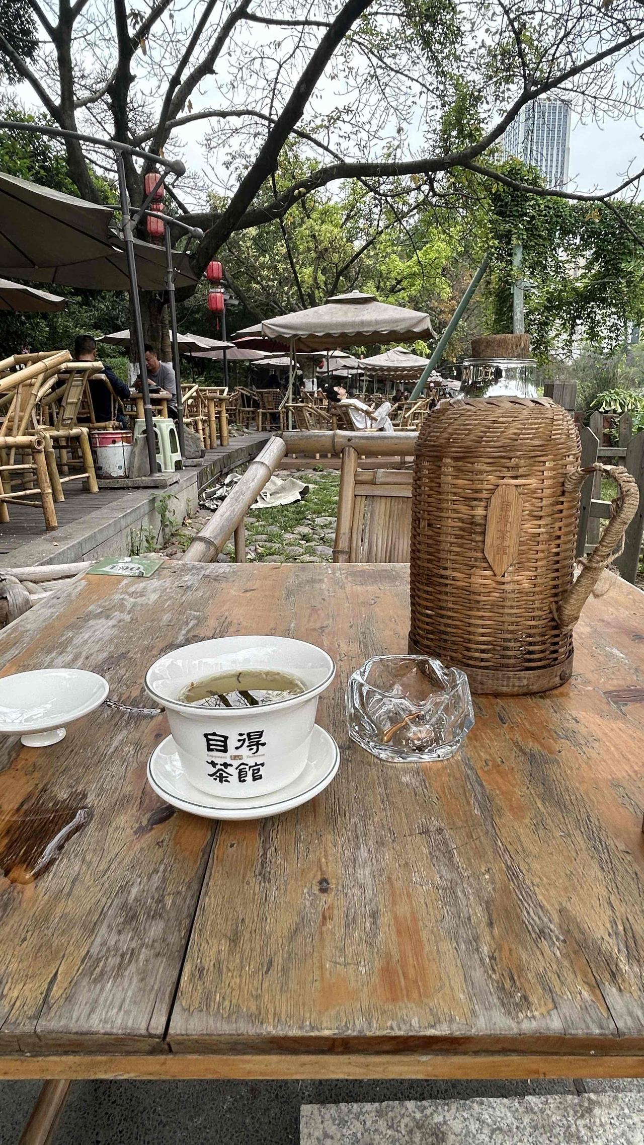 五一临近，露天茶馆发布警示，以后抽烟不行了。
经常在上午，去活水公园的露天的茶馆