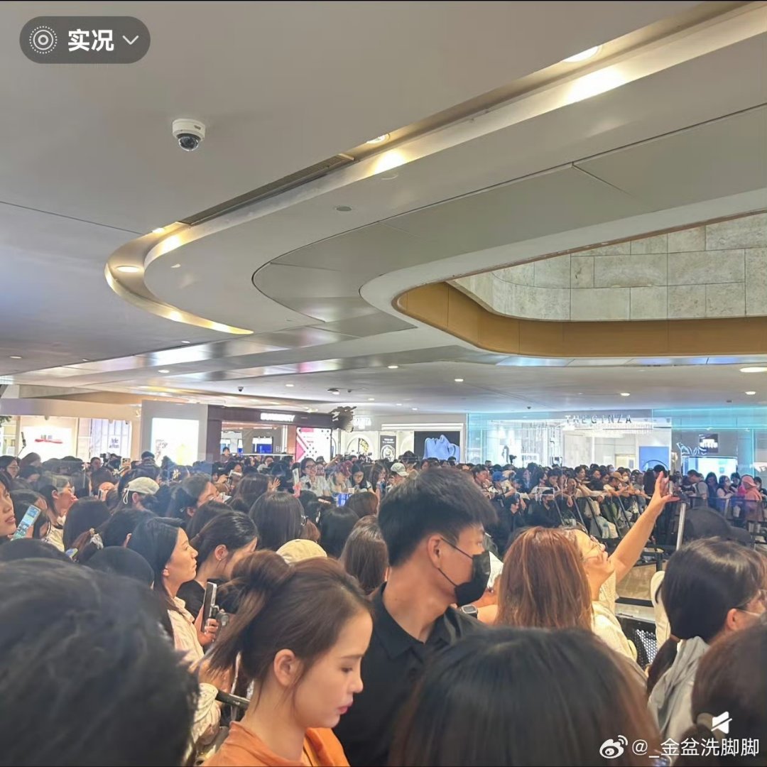 杨洋聚餐喝醉了今天法国娇兰活动，杨洋没来呢上午就人山人海了 