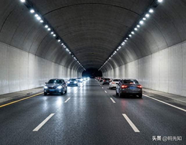 副驾爬上车顶，往钱江隧道中间车道一跳