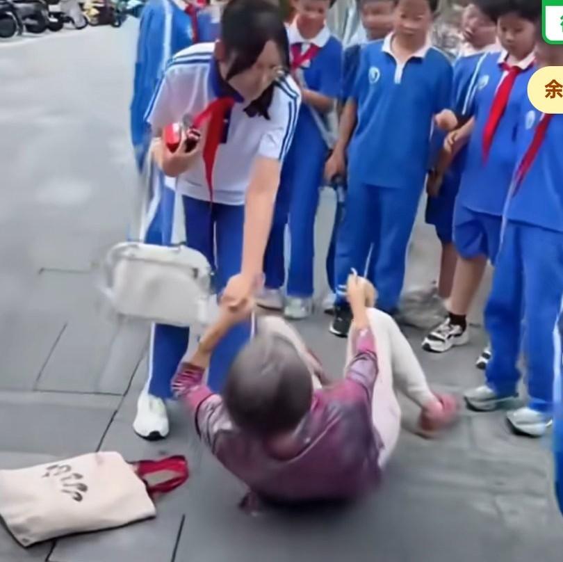 老人摔倒，女孩好心搀扶，结果拉住手，说是女孩推她的，旁边那么多小学生看着，
这老