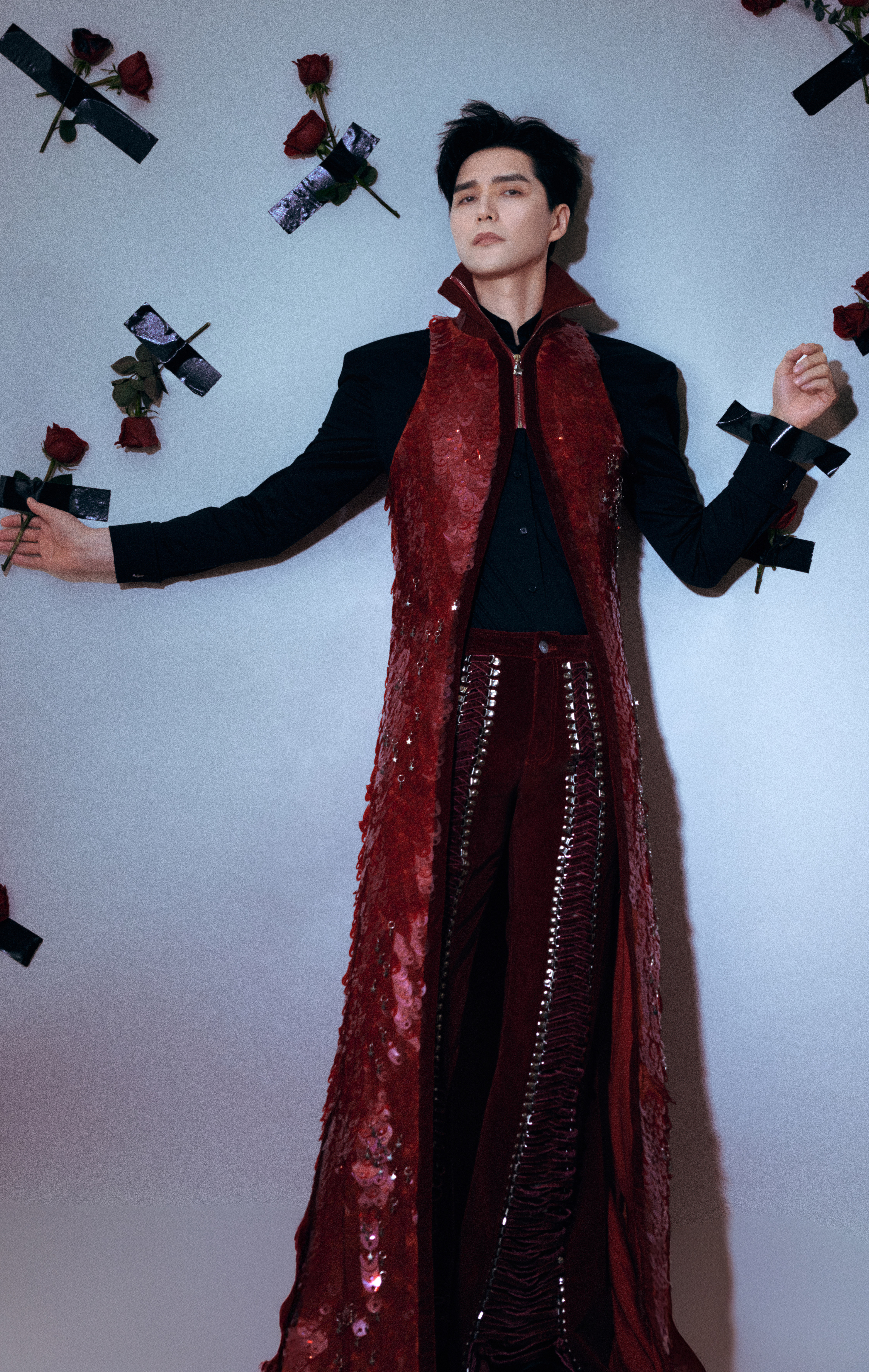 阿云嘎的衬衫多余了 被今晚声鸣远扬帮唱的造型帅到了，这宽肩窄腰的身材太权威了，又