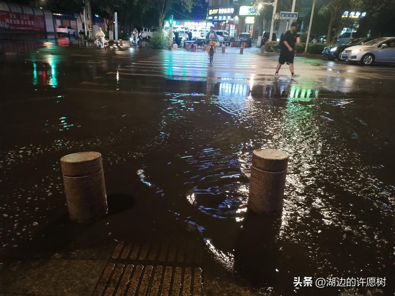 昨晚电闪雷鸣突降中雨，全城瞬间降温太舒服，连日高温燥热一扫而空，扑面而来全是清凉