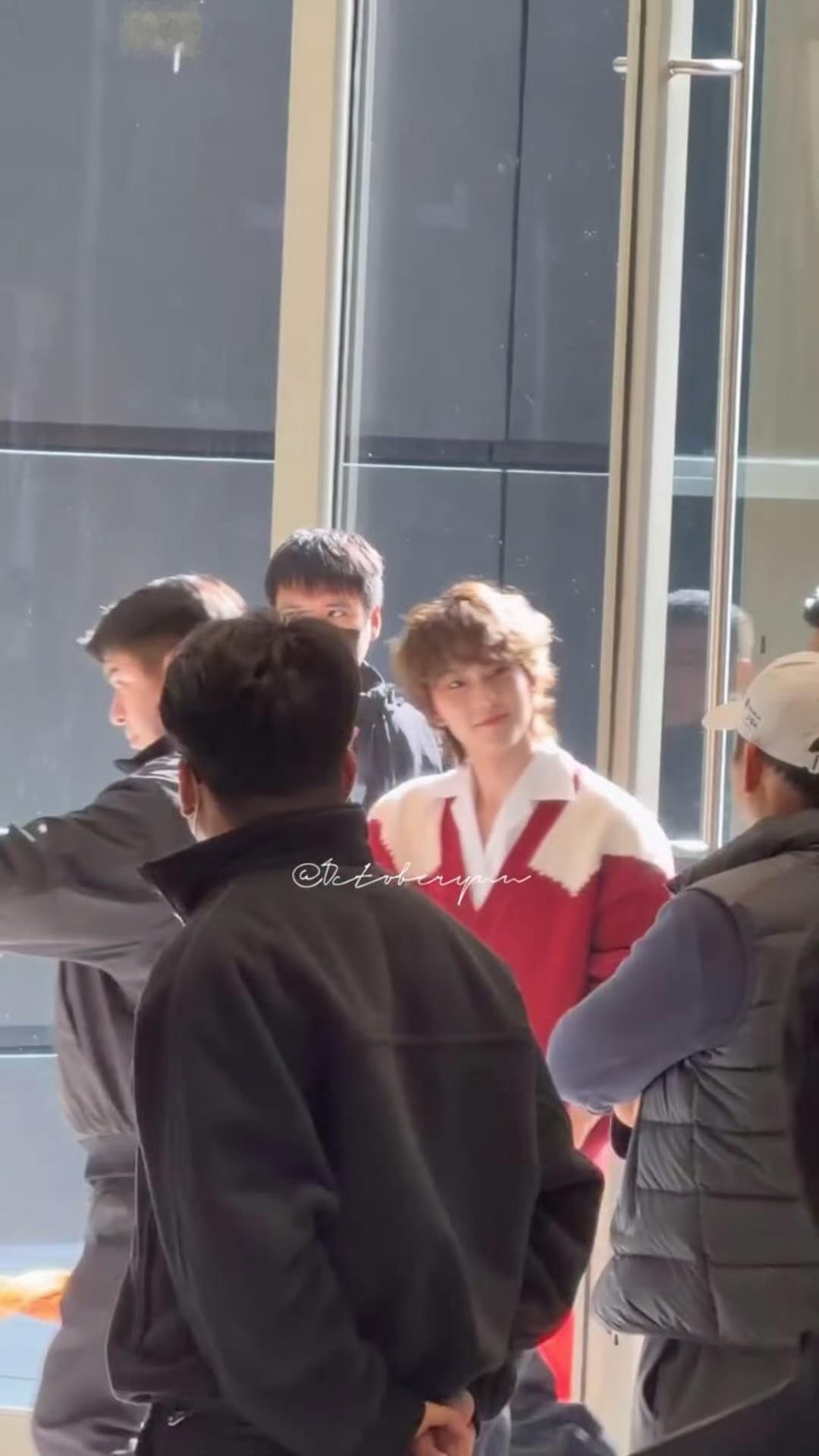 马柏全今天的线下活动卷毛小狗过分可爱了🐶 