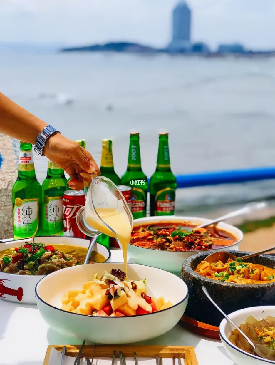 去青岛青岛是一座以海鲜闻名的城市，帆船基地周边自然也少不了各种美味的海鲜餐厅。游