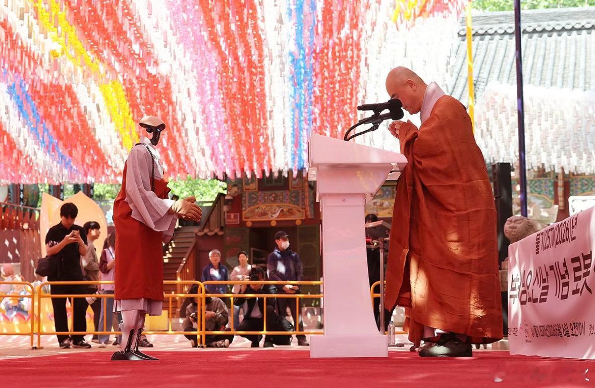 宇树机器人在韩国当和尚了世界终于还是癫成了我不认识的样子，机器人在韩国出家受戒，