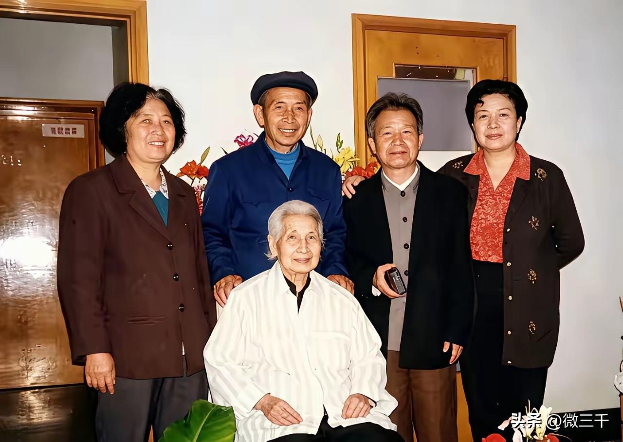 曾志和他的2个儿子1个女儿，照片中一眼就能看出最洋气的就是她女儿陶斯亮（右1），