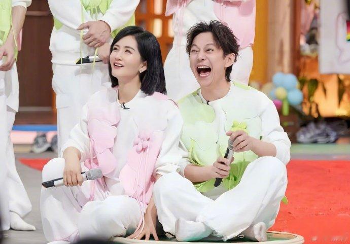 何炅为谢娜浪姐穿搭出谋划策多年老友真不一样，何炅默默为谢娜浪姐穿搭操心，太靠谱了