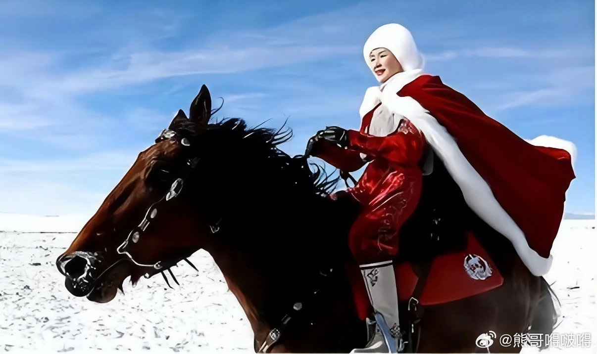 贺娇龙抢救无效不幸离世一袭红衣策马扬鞭的贺娇龙走了雪地策马一袭红，是贺娇龙同志留