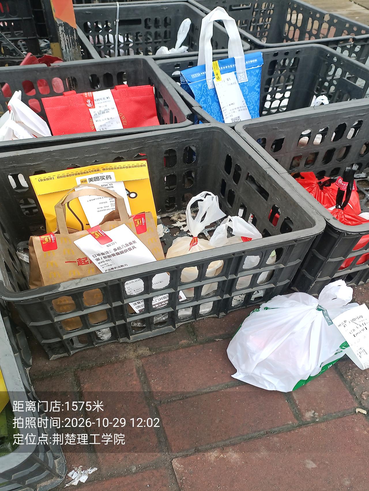 今天跑外卖碰到一个好心顾客，给他的一杯可乐没拿好，弄撒了一点。我心里想，完蛋，要