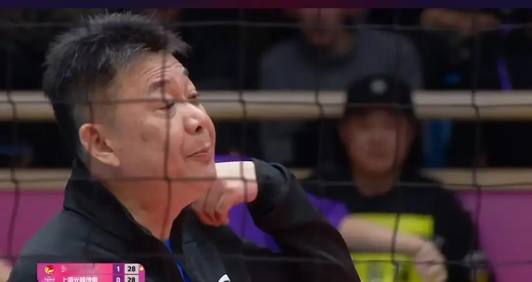 第二局打到37:35时，裁判看了眼记分牌。
 
这不是网球抢七。是排超决赛预演。