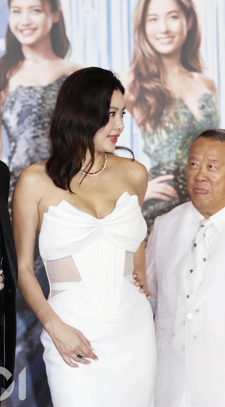 笑不活了，
曾志伟看乐基儿的表情亮了，
干嘛还要吐舌头啊，[泪奔]
虽然乐基儿又