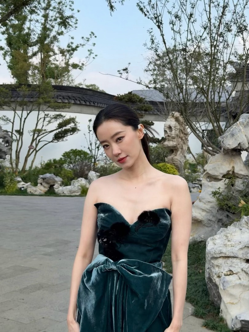 张小斐好优越的东方骨相张小斐芭莎绿丝绒5年前vs5年后冷调复古绿丝绒搭配东方轮廓