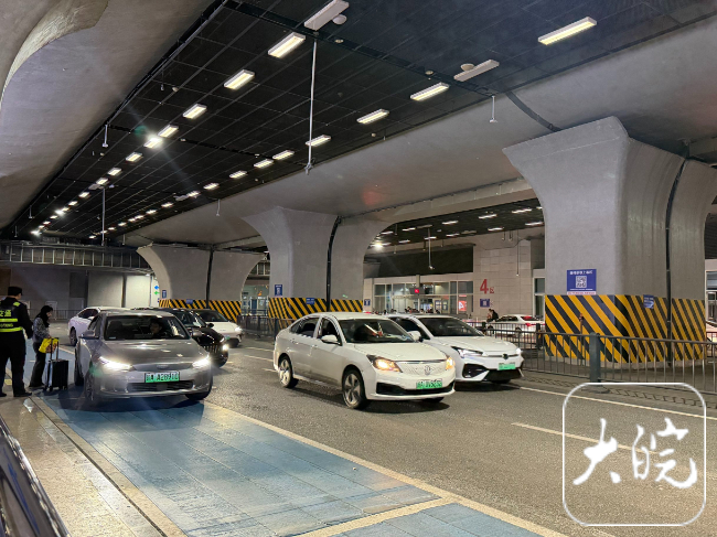 【#合肥南站网约车上客区改造满月#，记者实探：候车享专属车位，出行更便捷】3月2