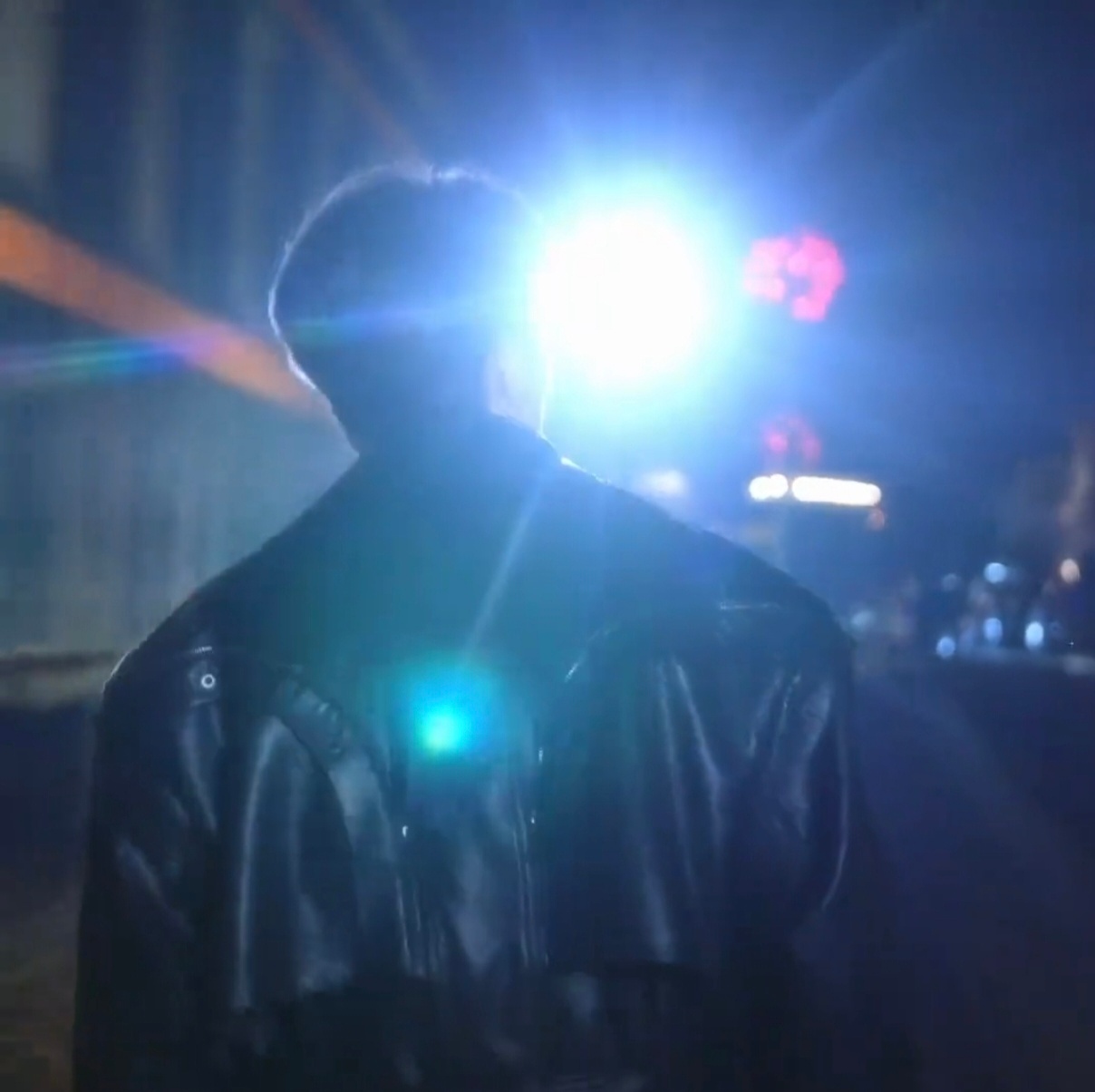 谁懂欧巴这一幕出场的感觉～月光朦胧之下的美 有点鬼怪那味了 