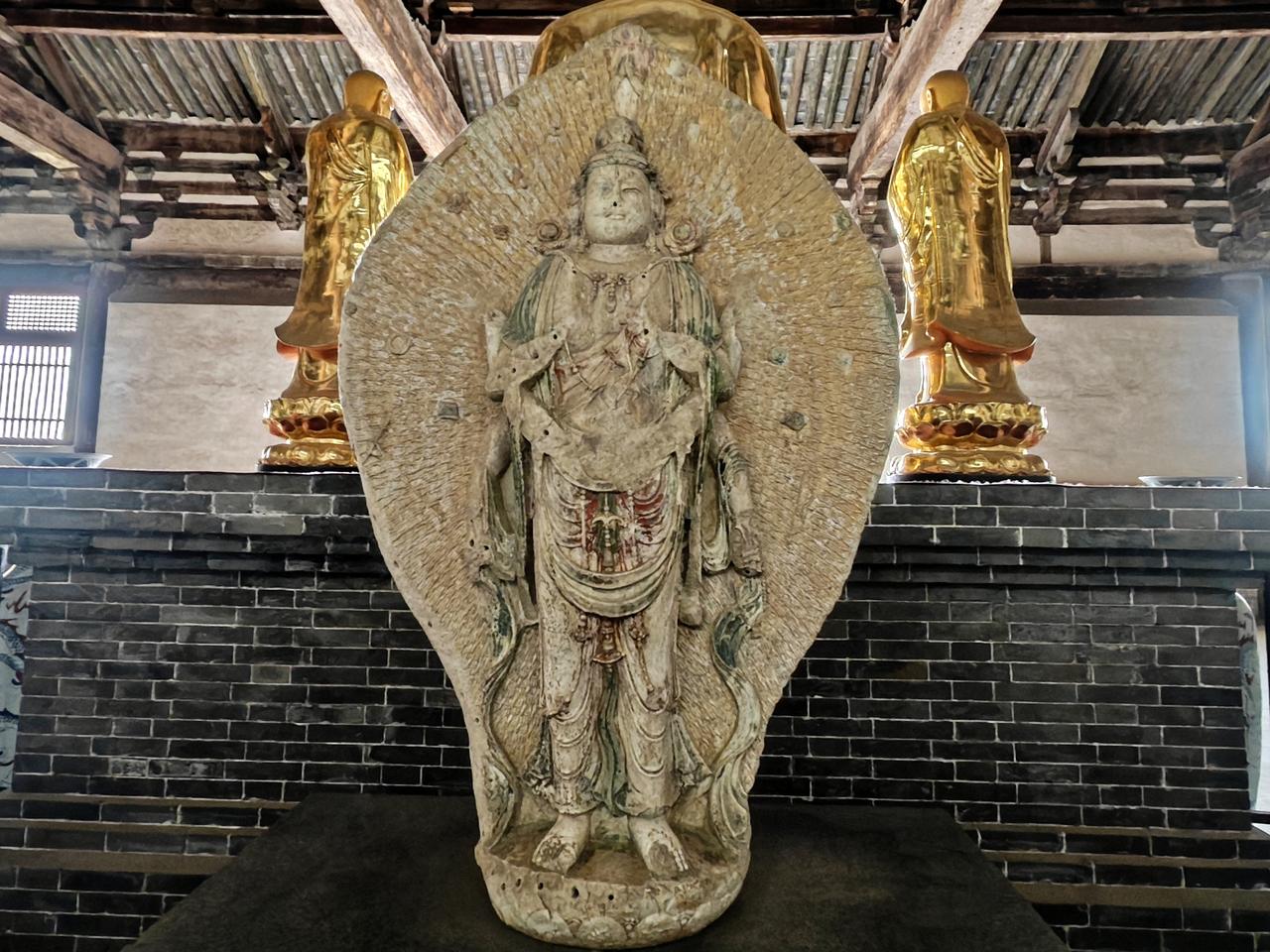 涿州开善寺大殿的唐代彩绘八臂（千手千眼）观音立像，是国家一级文物。
​
观音在辽