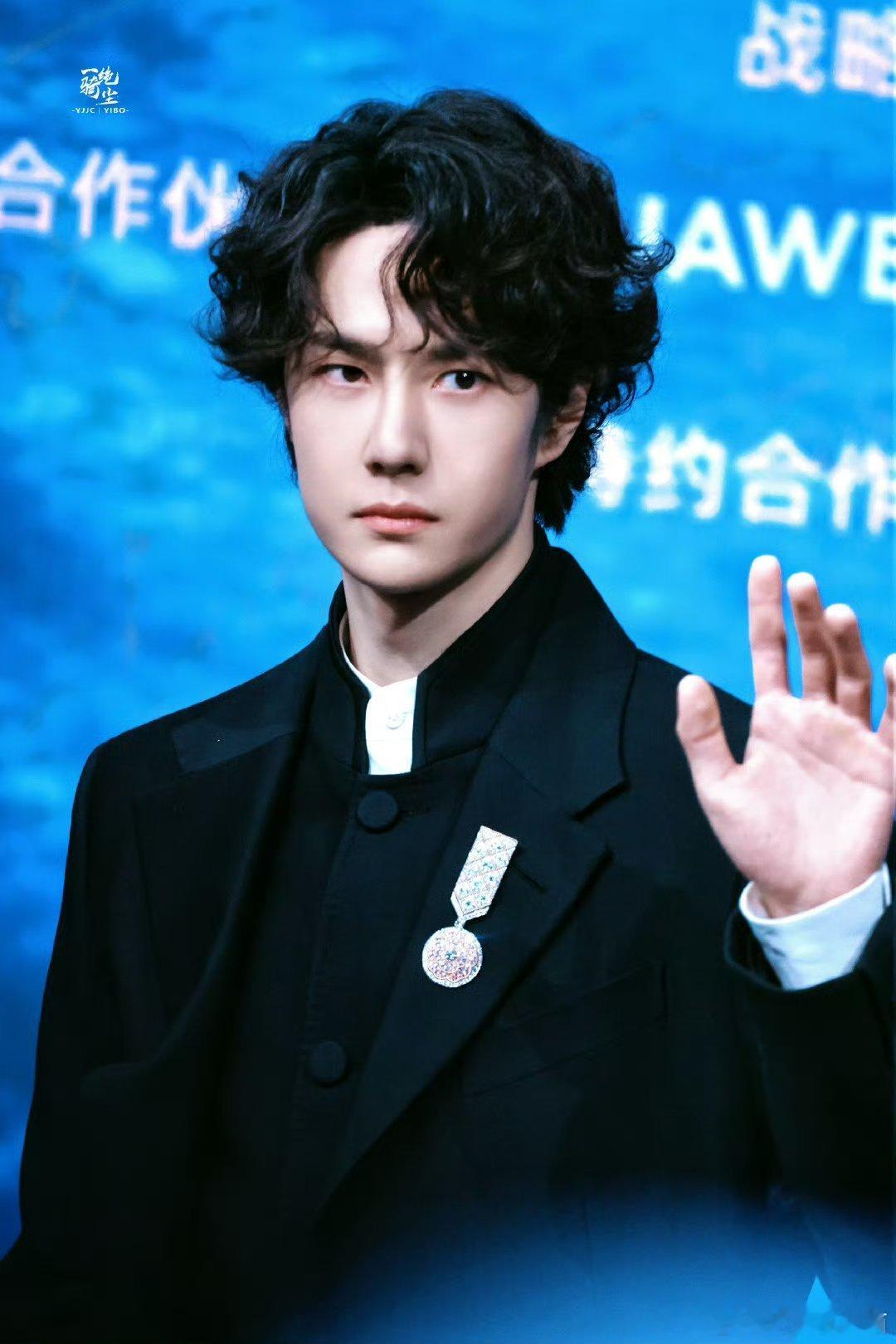 王一博衬衣口开的好大正统男来着！！！帅懵了 