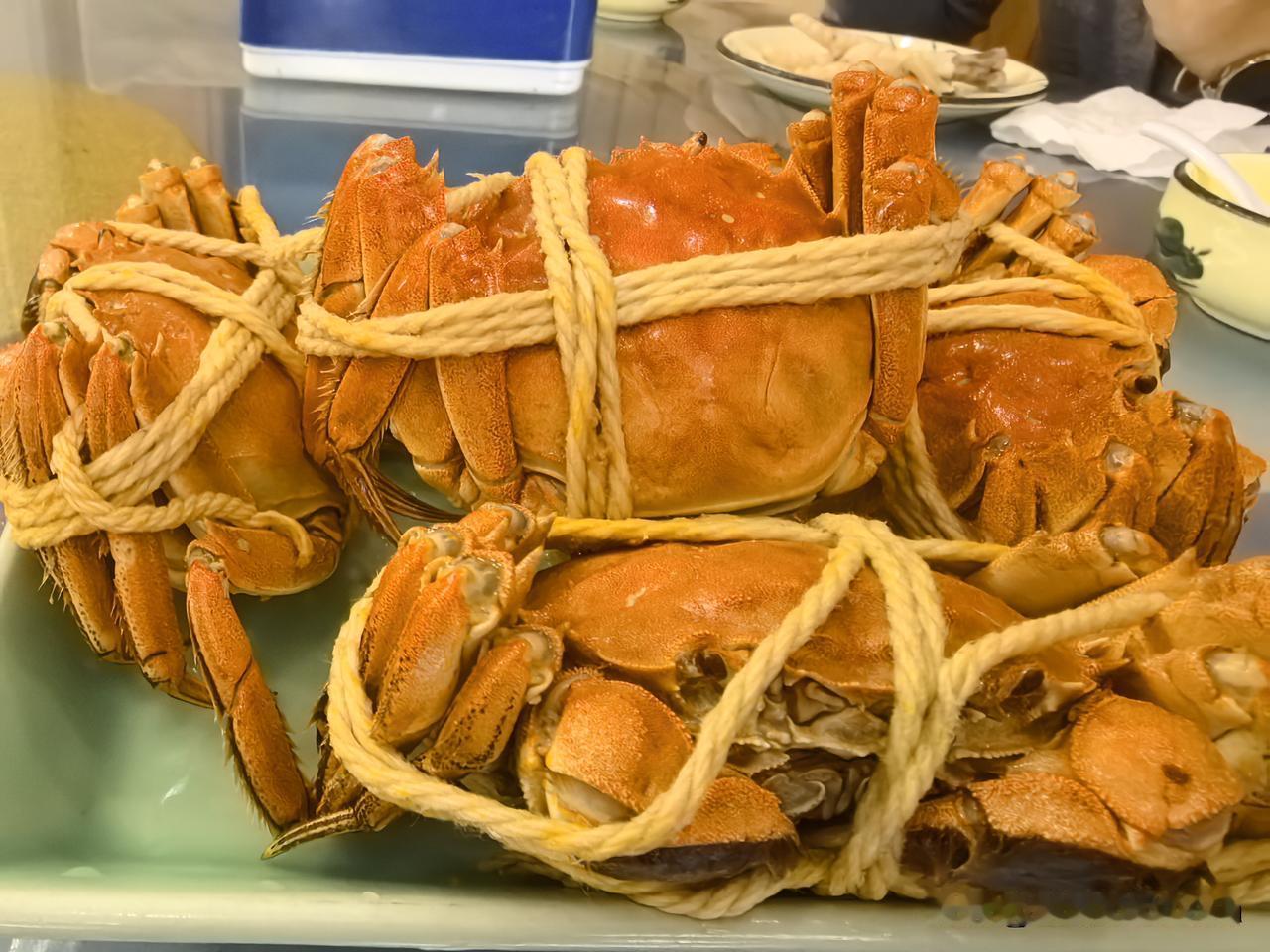 今天中午我们到全家人心目中的宝藏湖鲜馆吃饭。湖鲜馆规模不大，生意永远好，不少外地