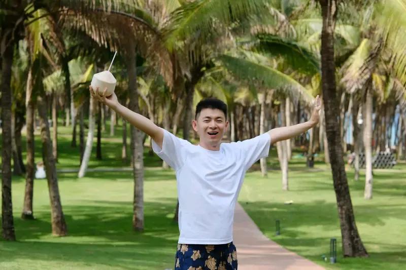 其实，外国人没有中国人活的更潇洒，有诗为证：借问酒家何处有，牧童遥指杏花村。中国