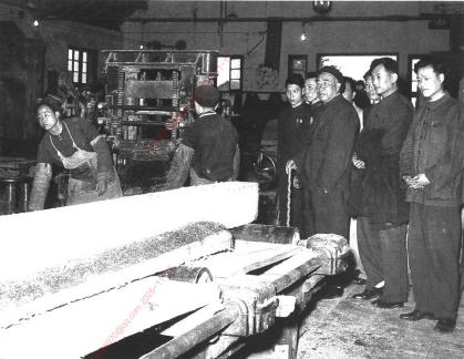 1961年4月7日.朱德视察成都综合木材工厂。