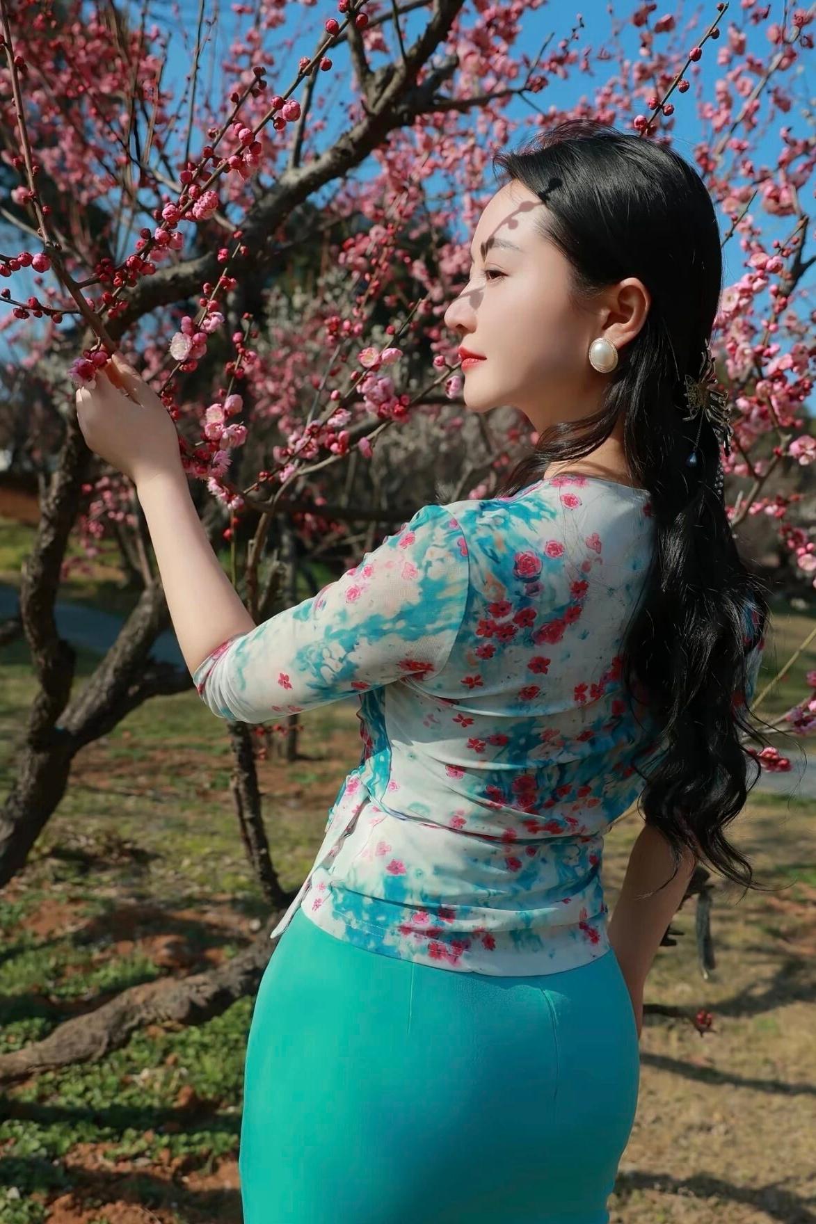 怎样穿搭知性又显身材? 春日赏花，花枝招展，美不胜收！