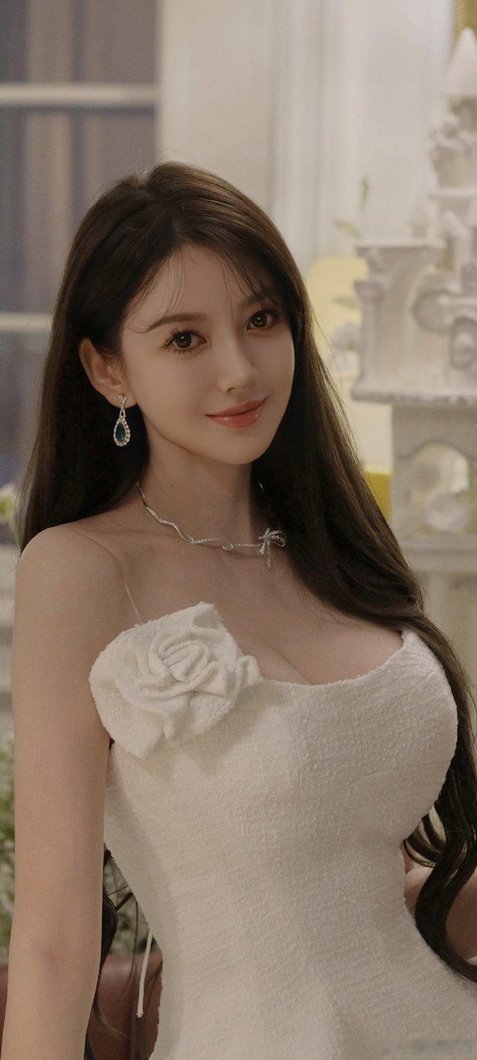 黄晓明昨天官宣的女友叶柯 ​​​