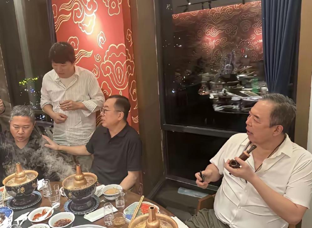 皇阿玛又从英国回我们大中华养老啦！
吃着北京涮锅，喝着茅台，叼着大烟斗，老北京的