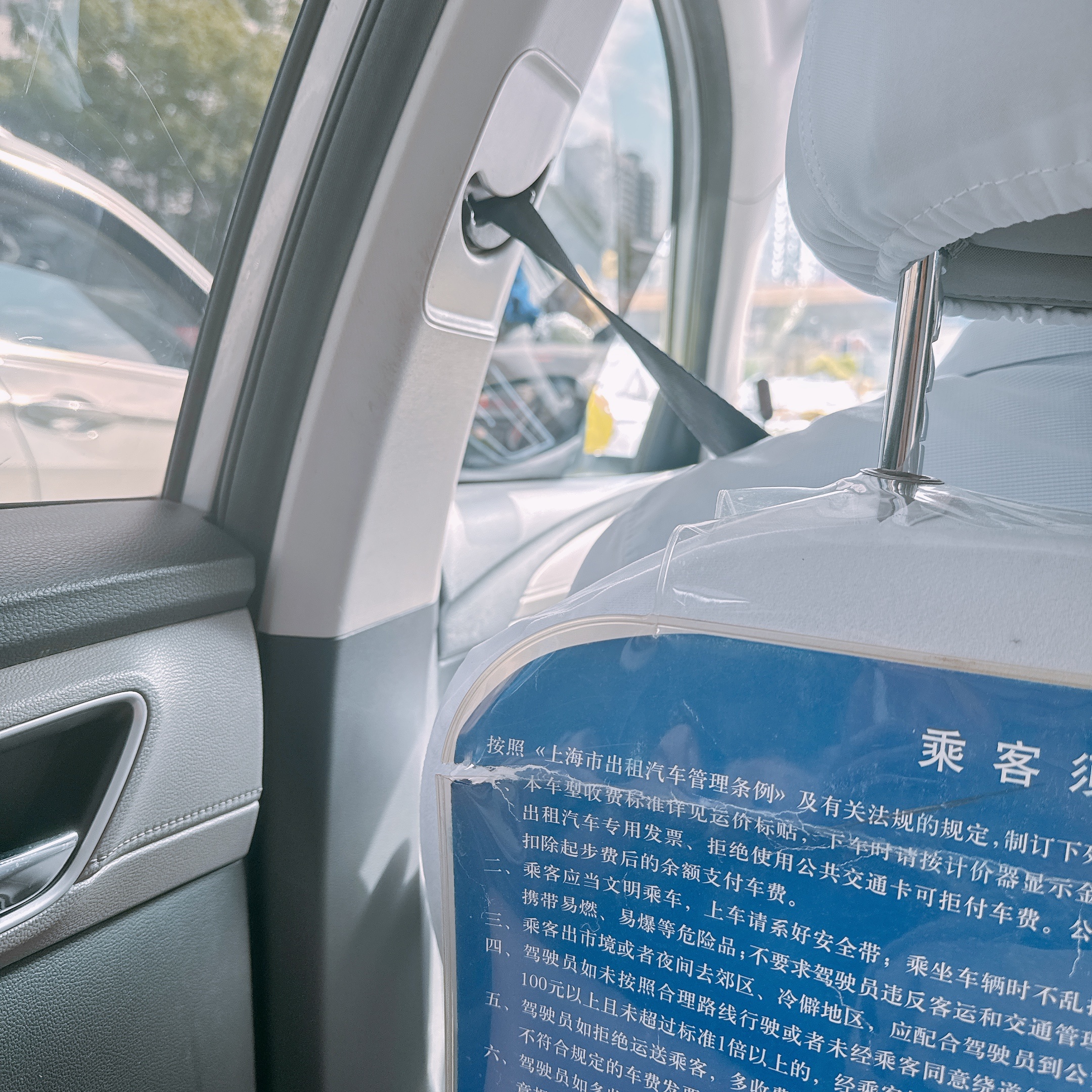 常年好好保养自己的好处：就是坐出租车一上车司机问“你妈妈帮你叫的车啊？”我：我就