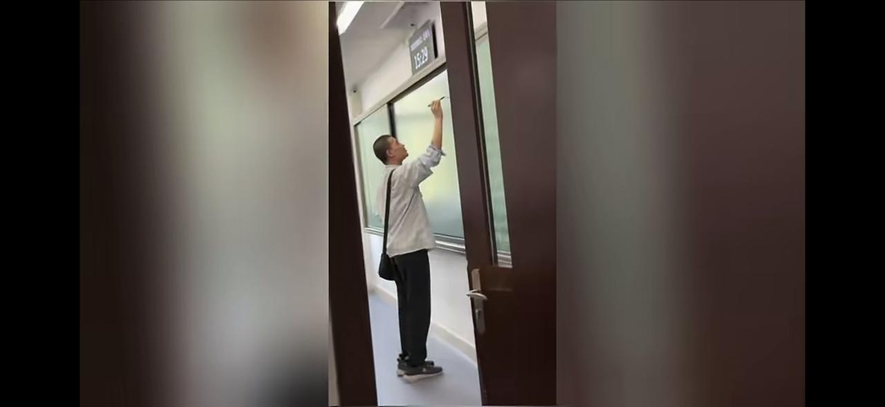 我发现北大韦神韦东奕老师有个特点，那就是包不离身！
走路背着包很正常，吃饭背着包