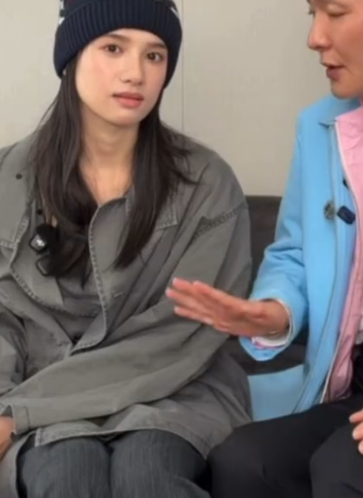 刘冲说张婧仪是艺人中最不怕素颜直播全程素颜营业，张婧仪只抹了润色防晒，没有额外彩