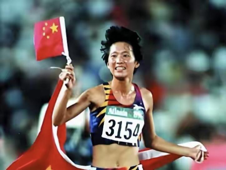 多位体坛名将声援刘翔，中国田径传奇人物王军霞“也”字意味深长
刘翔那条博文出来后