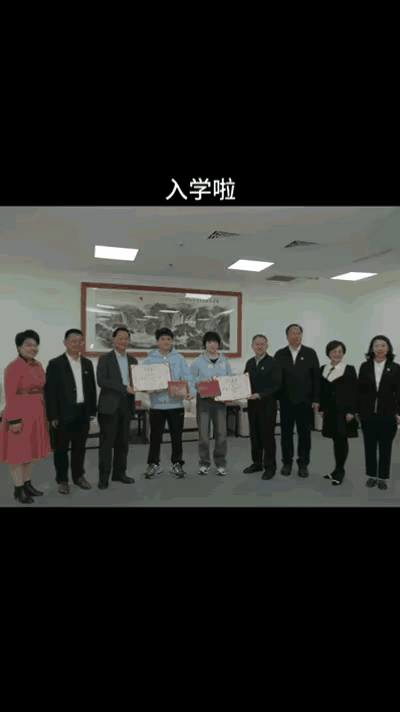 最近的小石头和蒯曼也是玩的嗨，先是一起海南参加品牌活动，这又去海大和师生交流，两