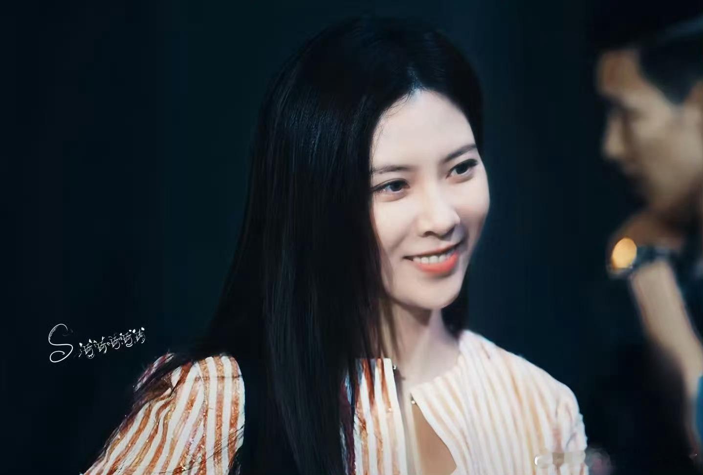 宋妍霏晋江现言女主有脸了 宋妍霏的现代剧造型一出来，直接自动带入十本晋江现言！职