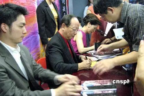 蒋孝严幼年丧母，没享受过母爱的他也是可怜人。好在他娶的妻子漂亮贤惠，生的儿子优秀